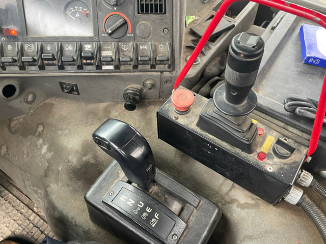 1048171-16 Truck changer Volvo FL12 6x2 -96