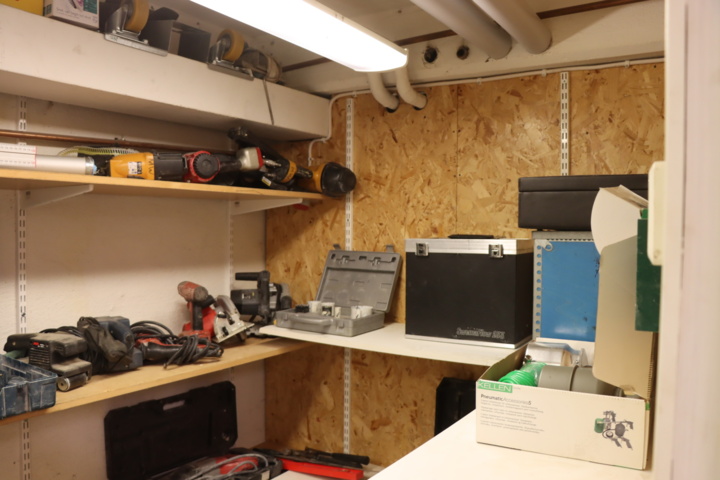 1033982-2 Everything in the room, tools and machines