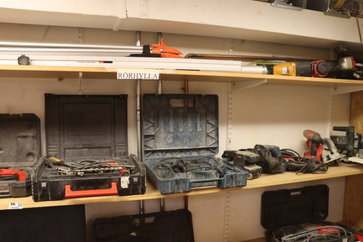 1033982-3 Everything in the room, tools and machines