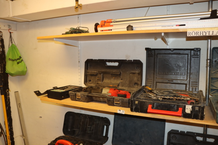 1033982-4 Everything in the room, tools and machines