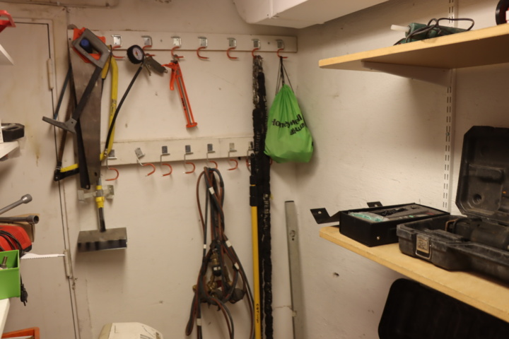 1033982-5 Everything in the room, tools and machines