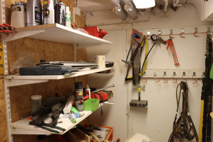 1033982-6 Everything in the room, tools and machines