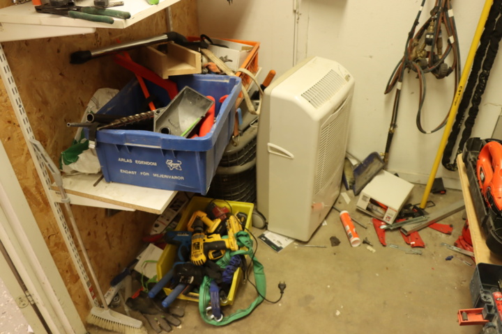 1033982-7 Everything in the room, tools and machines