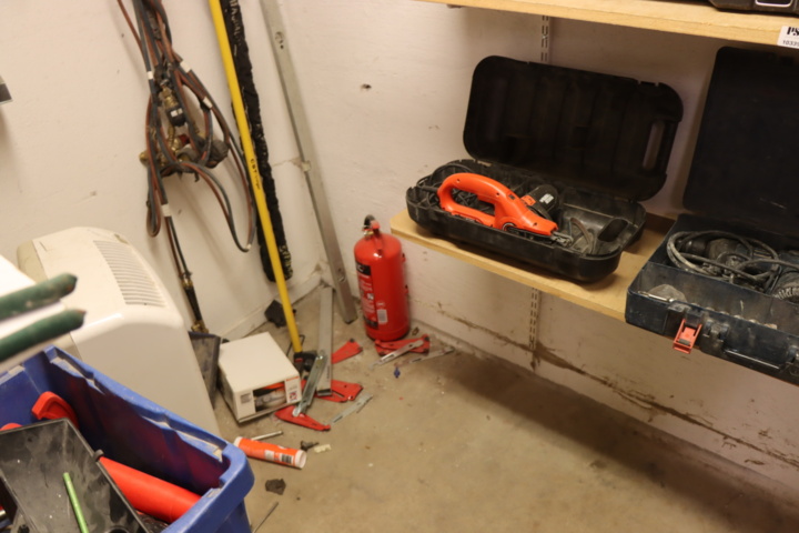 1033982-8 Everything in the room, tools and machines