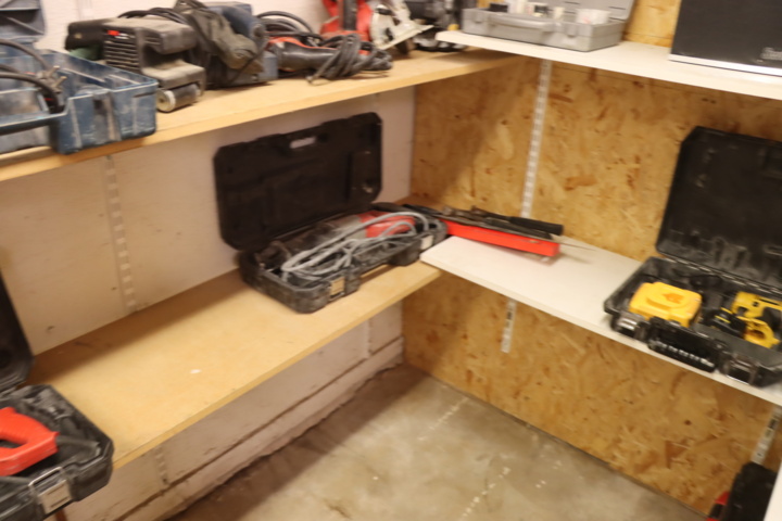 1033982-10 Everything in the room, tools and machines