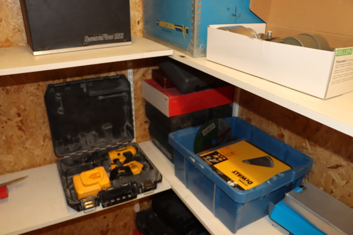 1033982-11 Everything in the room, tools and machines