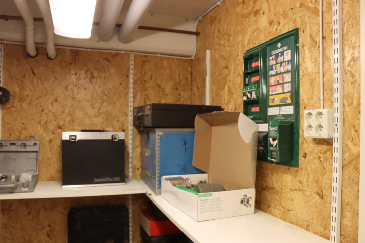 1033982-12 Everything in the room, tools and machines