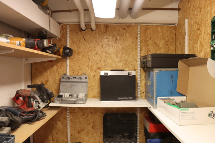 1033982-13 Everything in the room, tools and machines