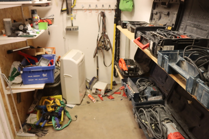 1033982-15 Everything in the room, tools and machines