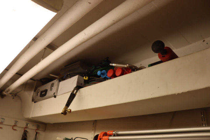 1033982-16 Everything in the room, tools and machines