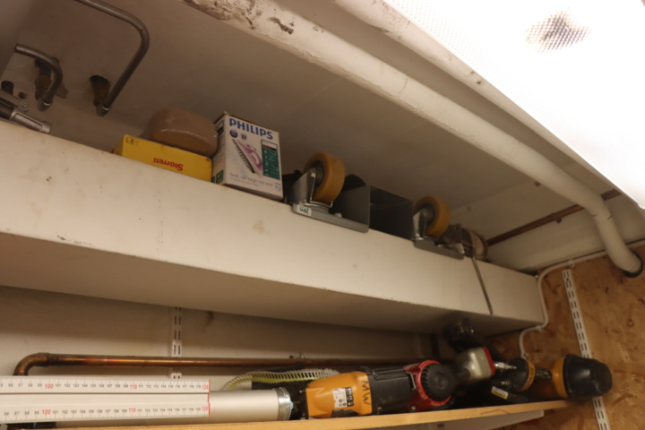 1033982-17 Everything in the room, tools and machines