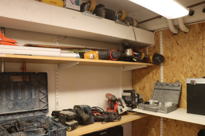 1033982-18 Everything in the room, tools and machines