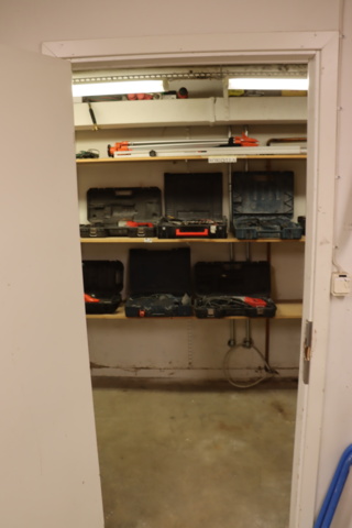 1033982-19 Everything in the room, tools and machines