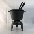 1108493-2 Fondue pot in cast iron and 6 forks with wooden handles