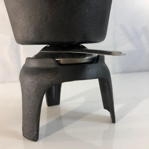 1108493-3 Fondue pot in cast iron and 6 forks with wooden handles