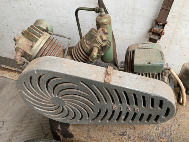 1105098-3 Compressor 170 liters with large wheels