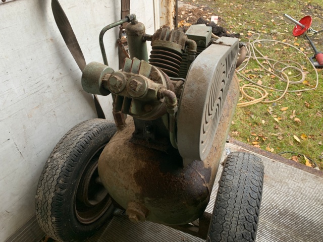 1105098-4 Compressor 170 liters with large wheels