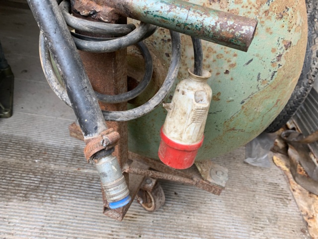 1105098-7 Compressor 170 liters with large wheels