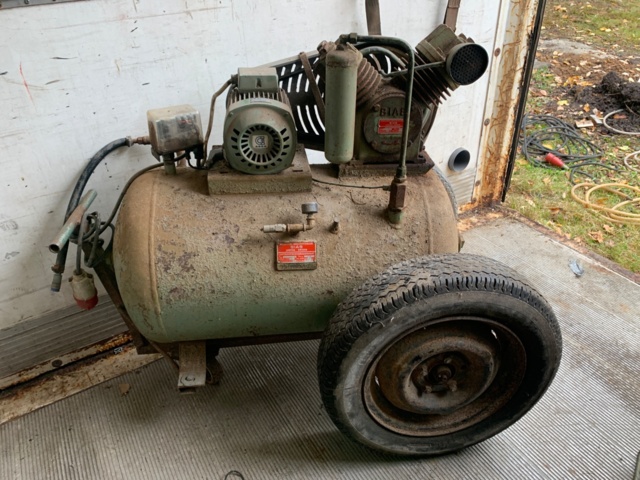 1105098-2 Compressor 170 liters with large wheels