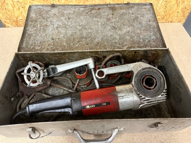 Threading machine Ridgid 114, 6 thread cuts included - PS Auction - We ...