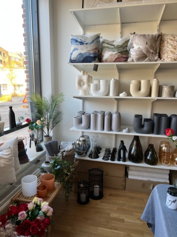 1039831-17 Lot with Interior