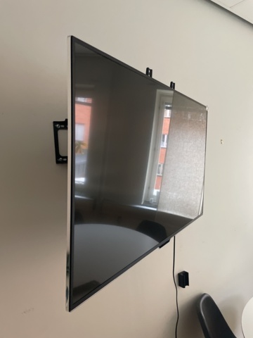 1057309-2 Hitachi 43” TV