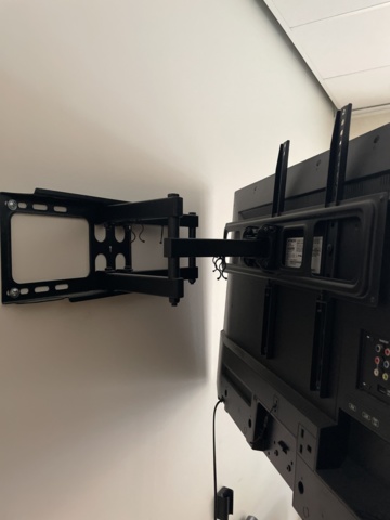 1057309-3 Hitachi 43” TV