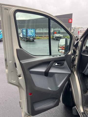 1051228-25 Ford Transit Custom 310 Kombi 2.2 TDCi - 2015 (Reparationsobjekt)