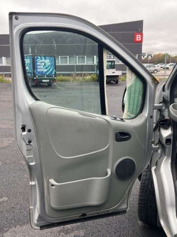 1051223-26 Opel Vivaro Van 2.7t 2.0 CDTI - 2007 (Repair item)