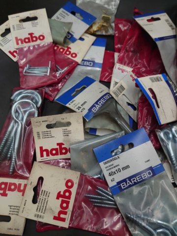 1103013-3 Assortment of building accessories - Shipping included