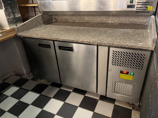 1109374-4 Pizza bench with marble top and fridge