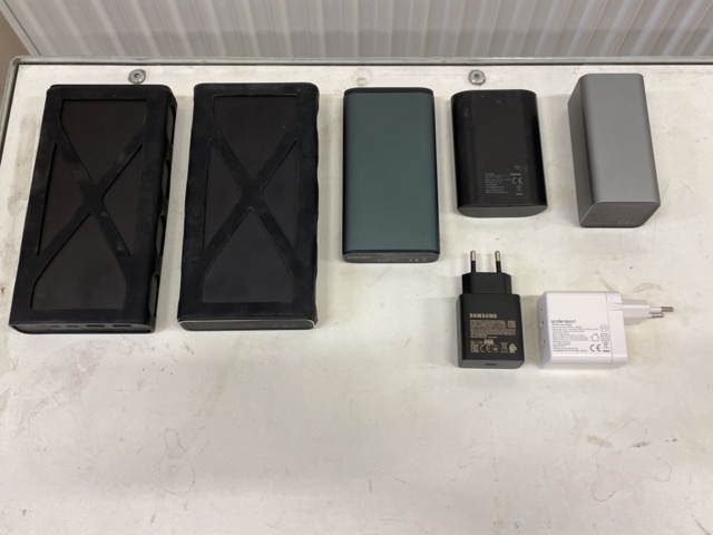 998904-1 Power bank & charger