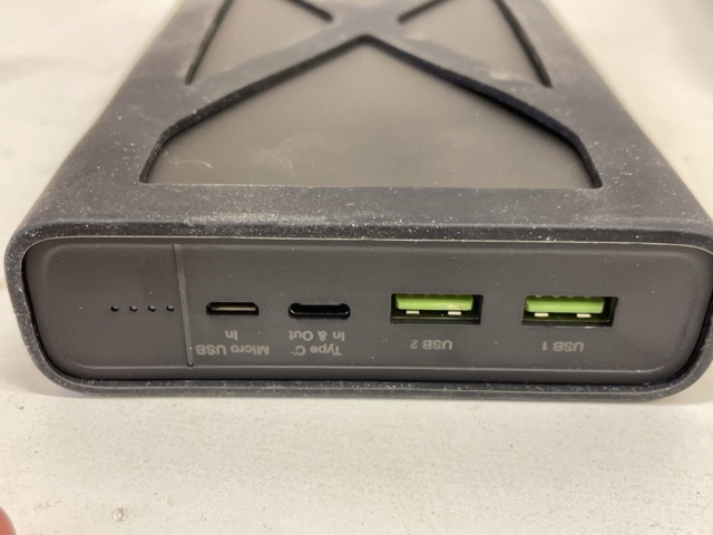 998904-3 Power bank & charger
