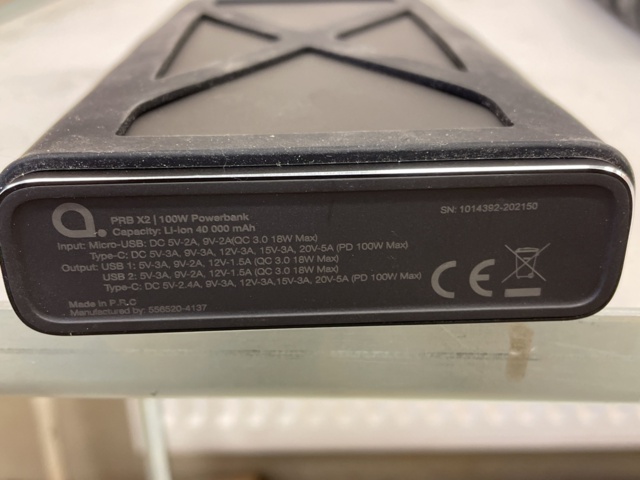 998904-4 Power bank & charger