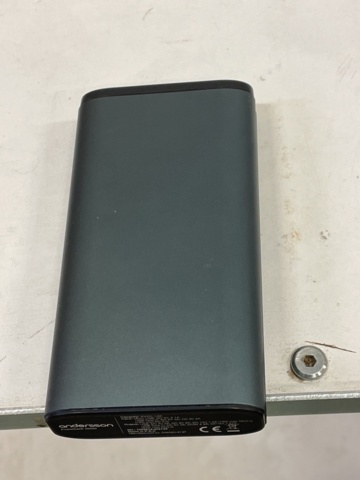 998904-8 Power bank & charger