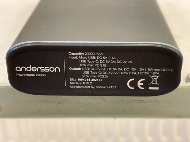 998904-9 Power bank & charger