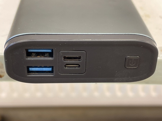 998904-10 Power bank & charger