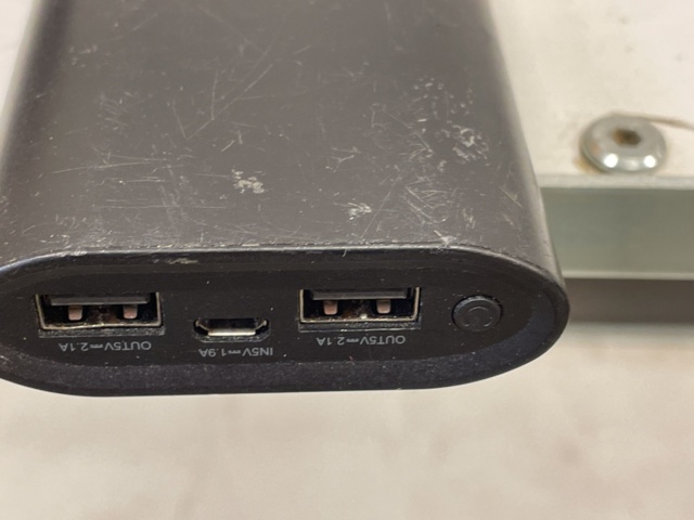 998904-13 Power bank & charger