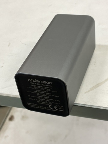 998904-14 Power bank & charger