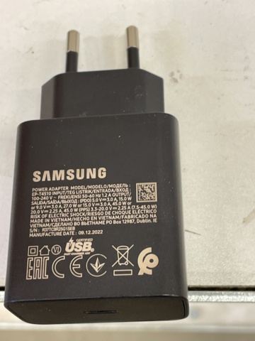 998904-17 Power bank & charger