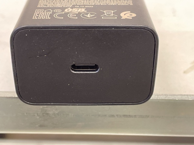 998904-19 Power bank & charger