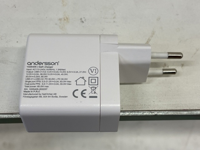 998904-20 Power bank & charger