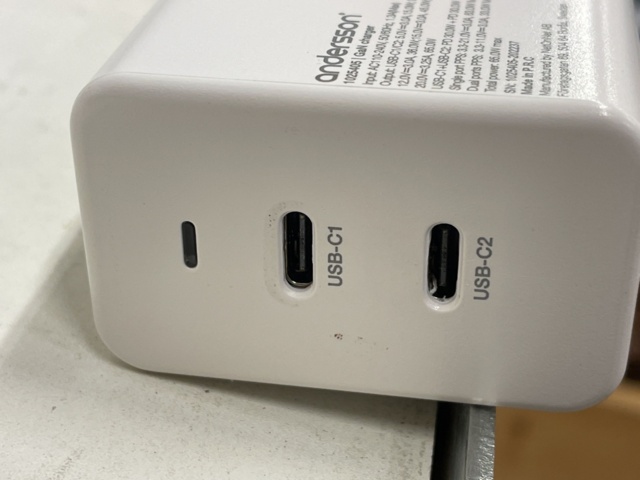 998904-22 Power bank & charger