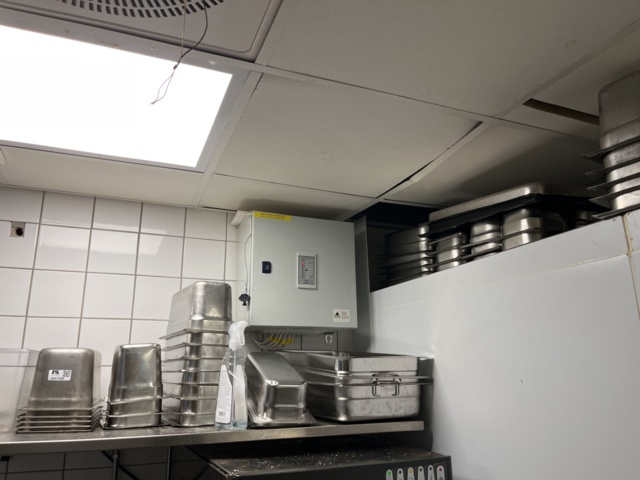 1057388-14 Various commercial kitchen utensils (trays, canteens, troughs, pans, etc.).