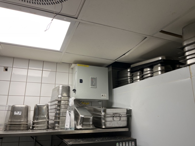 1057388-1 Various commercial kitchen utensils (trays, canteens, troughs, pans, etc.).