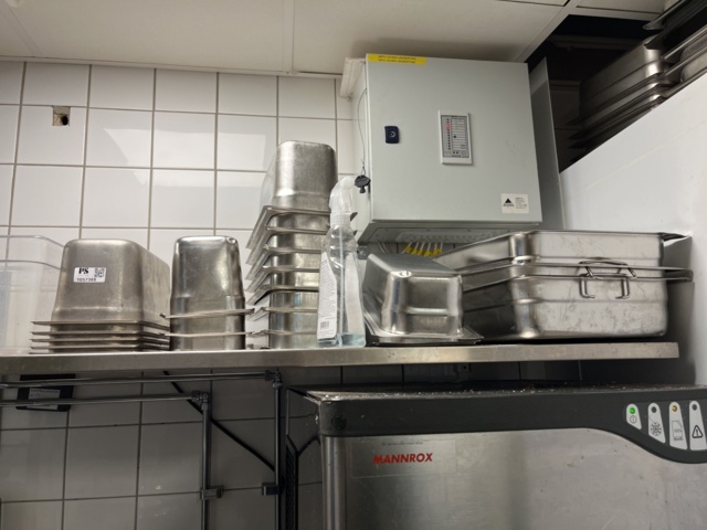 1057388-2 Various commercial kitchen utensils (trays, canteens, troughs, pans, etc.).