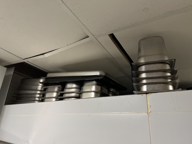 1057388-3 Various commercial kitchen utensils (trays, canteens, troughs, pans, etc.).