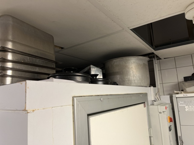 1057388-4 Various commercial kitchen utensils (trays, canteens, troughs, pans, etc.).