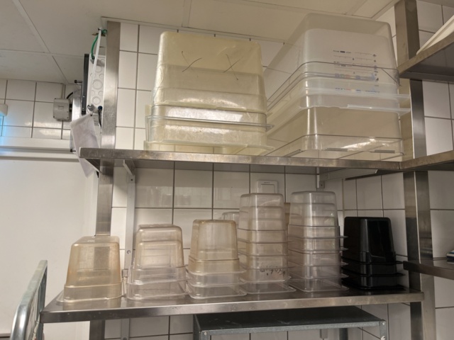 1057388-5 Various commercial kitchen utensils (trays, canteens, troughs, pans, etc.).