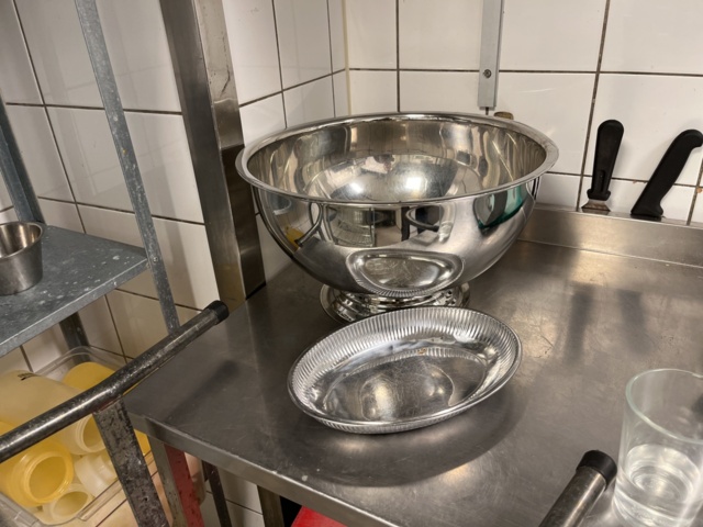 1057388-7 Various commercial kitchen utensils (trays, canteens, troughs, pans, etc.).